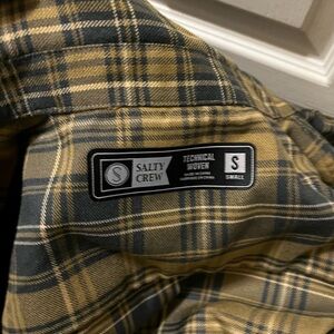 Size men’s small salty crew flannel used in great condition
